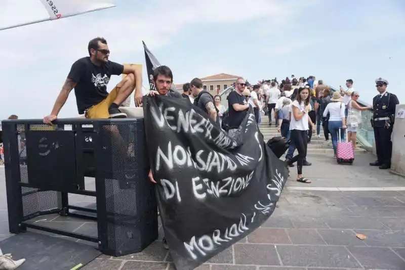 venezia, no global smontano tornello 2