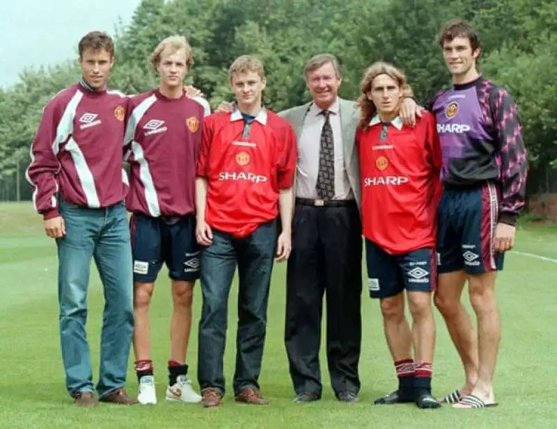 1996 alex ferguson con  ronnie johnsen, jordi cruyff, ole gunnar solskjaer, karel poborsky e raimond van der gouw