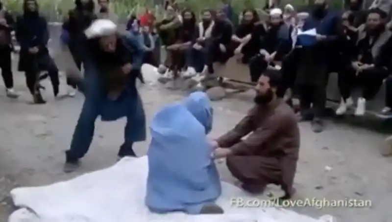 afghanistan   donna con il burqa frustata per aver ascoltato musica 6