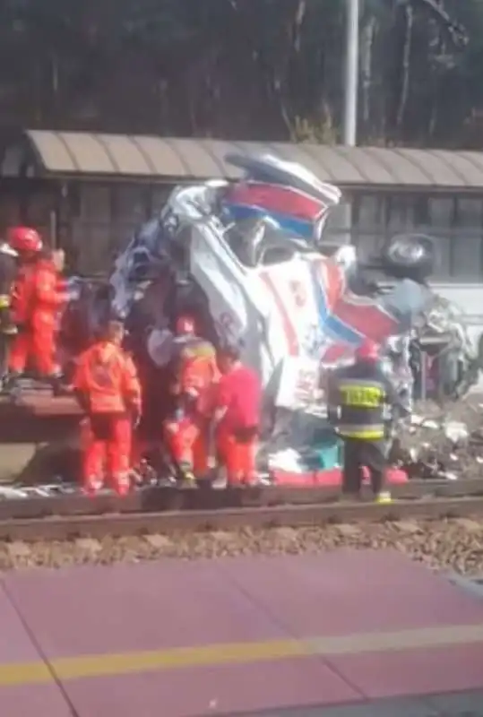 ambulanza travolta da un treno 1