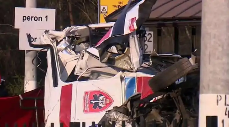 ambulanza travolta da un treno 4