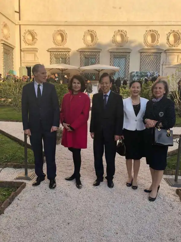 Anna Coliva con gli ambasciatori della Cina Li Ruiyu, con la consorte Ding Ming e della Francia Christian Masset