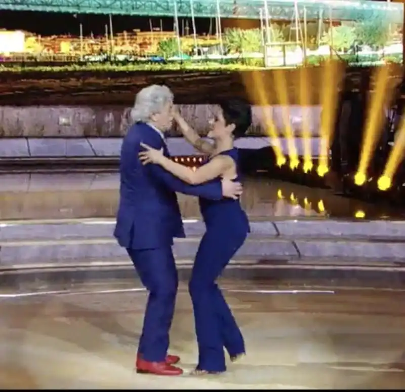 antonio razzi balla gagnam style a ballando con le stelle 5