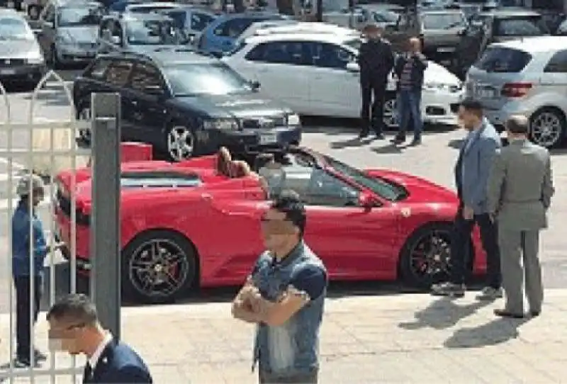 BARI - IL FIGLIO DEL BOSS IN FERRARI ALLA PRIMA COMUNIONE