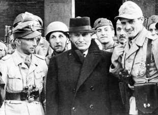 benito mussolini dopo la liberazione sul gran sasso