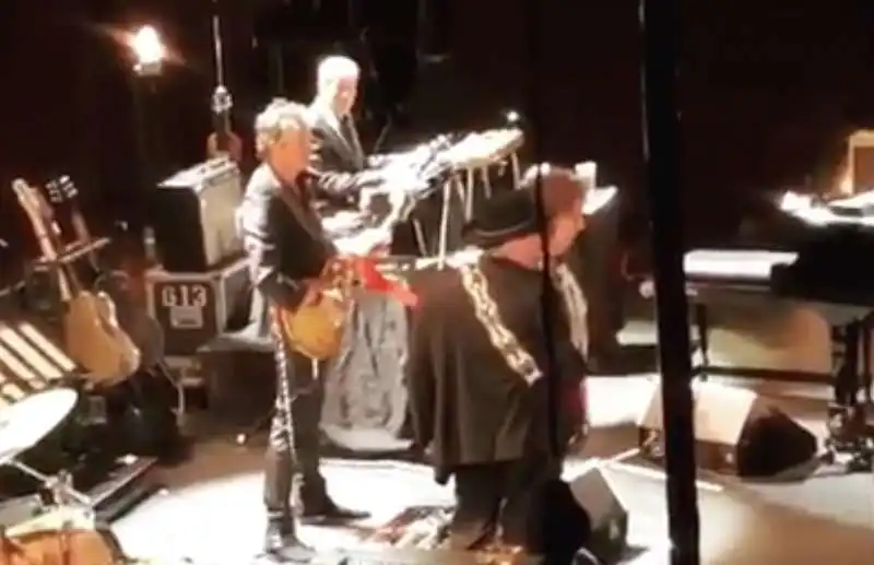 bob dylan inciampa sul palco e si incazza con il pubblico che fa le foto 8