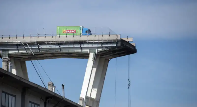 camion basko ponte morandi