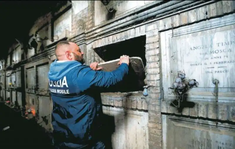 COCAINA NASCOSTA IN UN LOCULO NEL CIMITERO DEL VERANO A ROMA