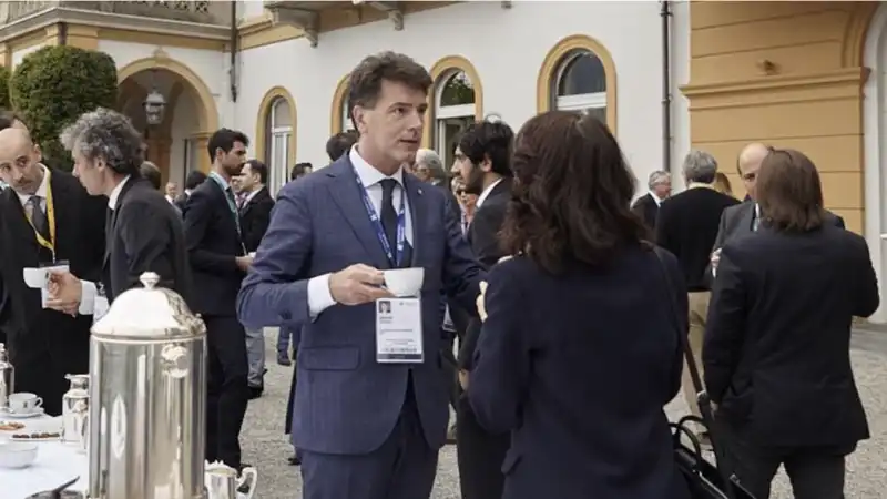 DAVIDE SERRA IN UNA PAUSA AL WORKSHOP AMBROSETTI DI CERNOBBIO