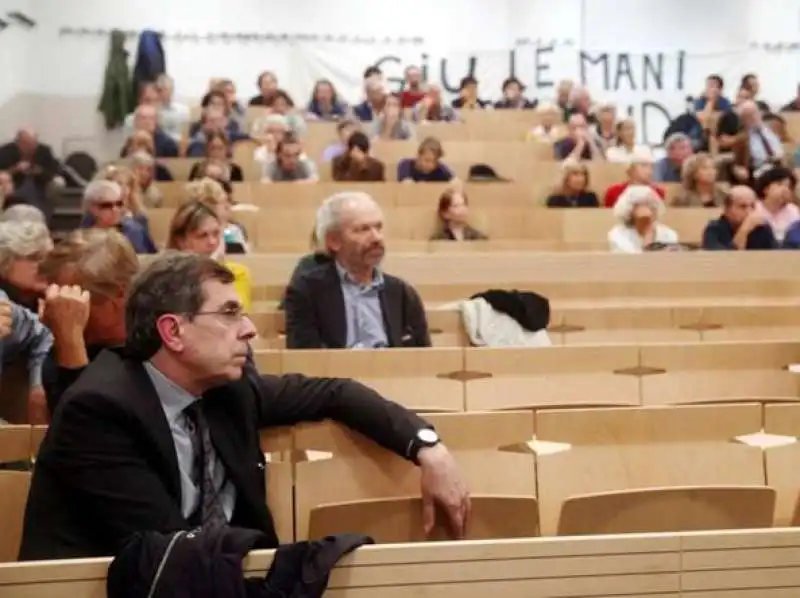 elio franzini a una assemblea contro expo