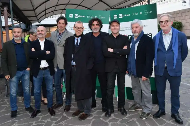 filippo ceccarelli con gli attori di buonasera presidente foto di bacco