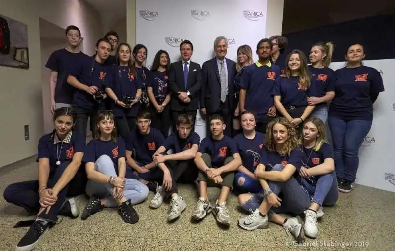 francesco rutelli giuseppe conte con i ragazzi dell evento anica