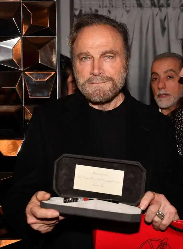 franco nero riceve il premio la penna d oca