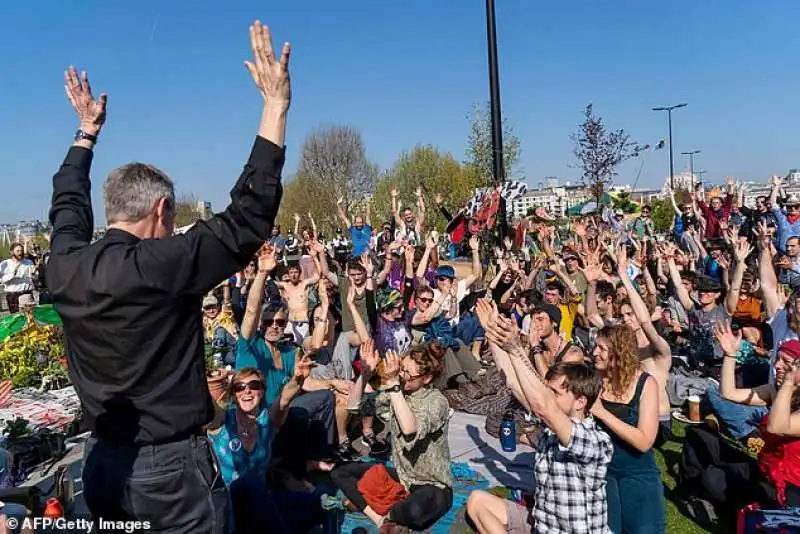 i manifestanti di extinction rebellion paralizzano londra 13