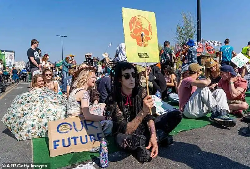 i manifestanti di extinction rebellion paralizzano londra 14