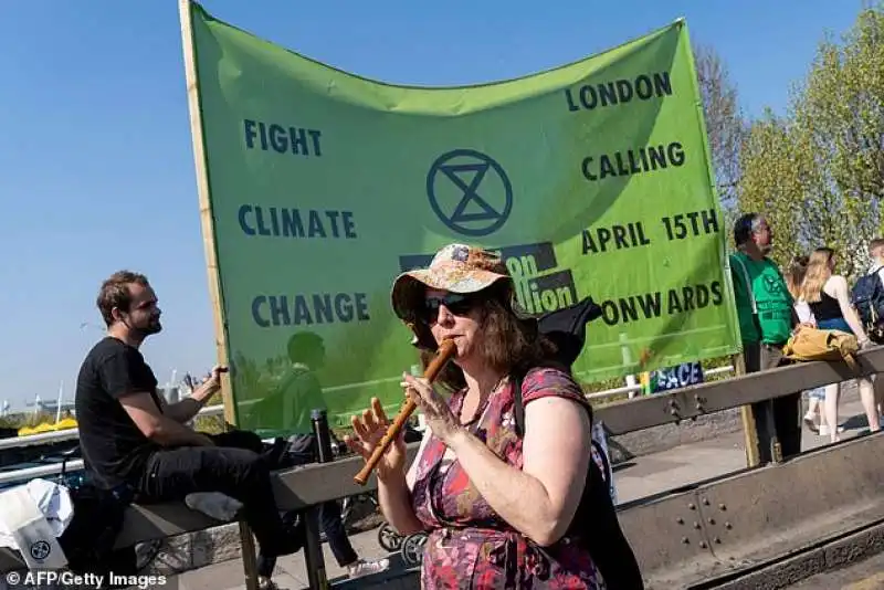 i manifestanti di extinction rebellion paralizzano londra 15