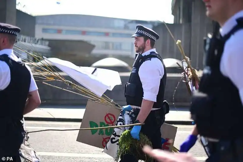 i manifestanti di extinction rebellion paralizzano londra 16