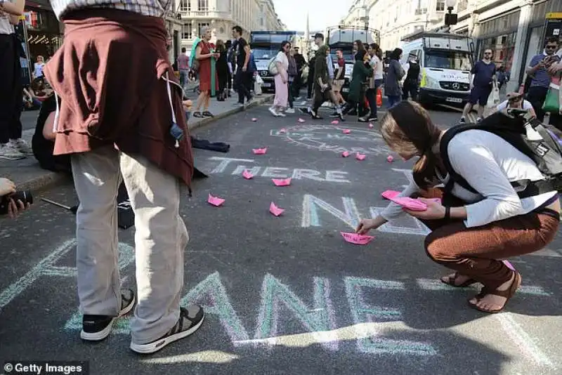 i manifestanti di extinction rebellion paralizzano londra 2