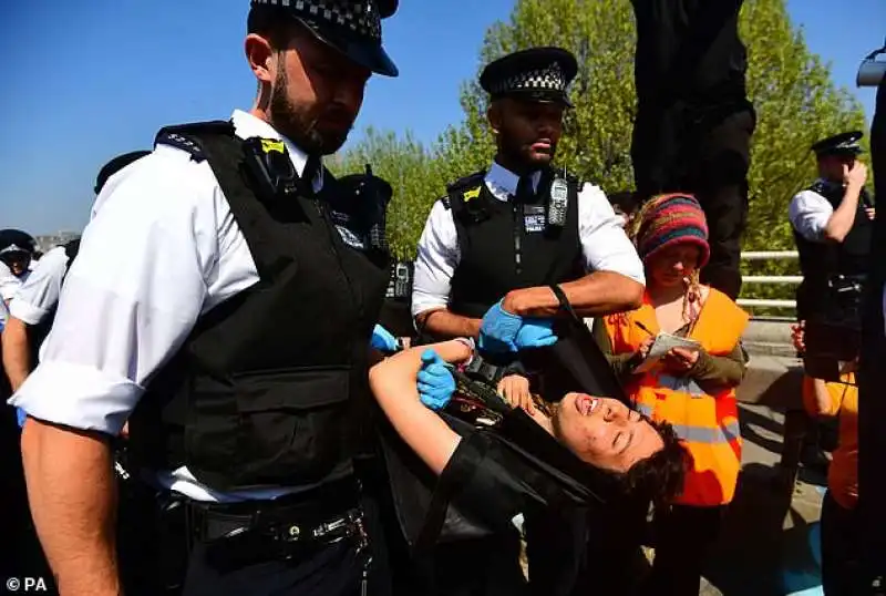 i manifestanti di extinction rebellion paralizzano londra 21