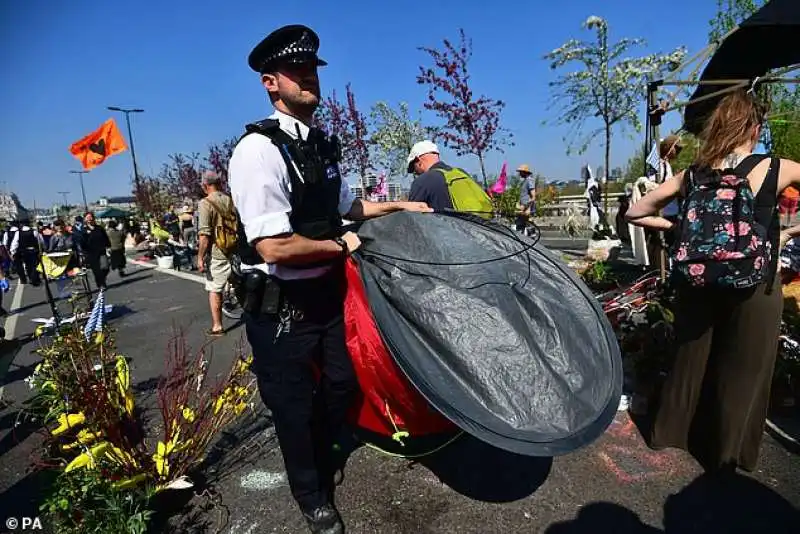 i manifestanti di extinction rebellion paralizzano londra 27