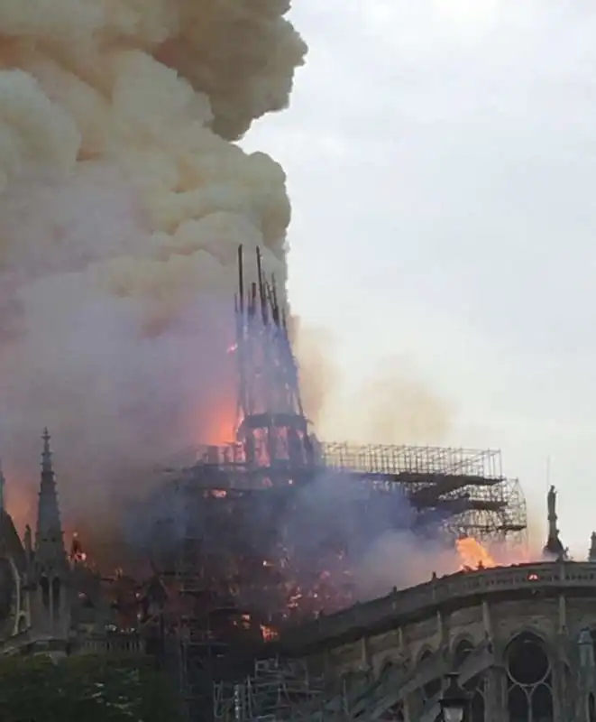 IL CROLLO DELLA GUGLIA DI NOTRE DAME 1