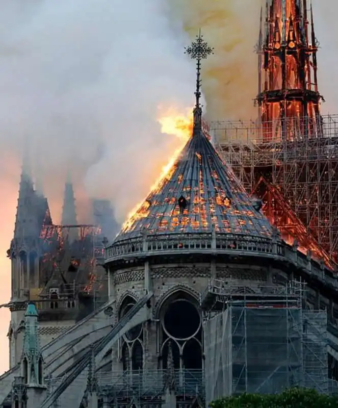 il crollo della guglia di notre dame 3