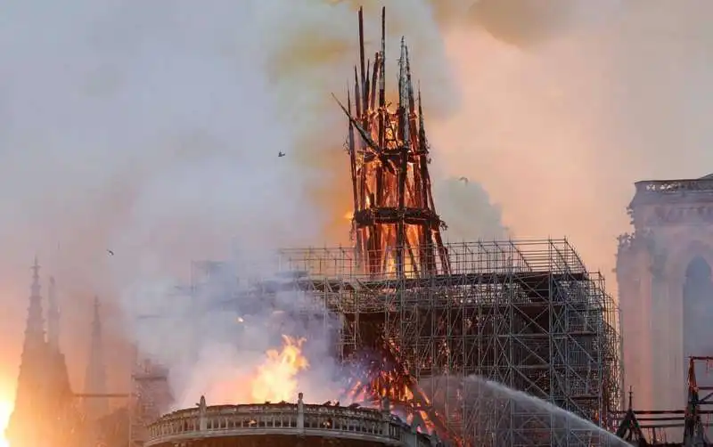 il crollo della guglia di notre dame 5