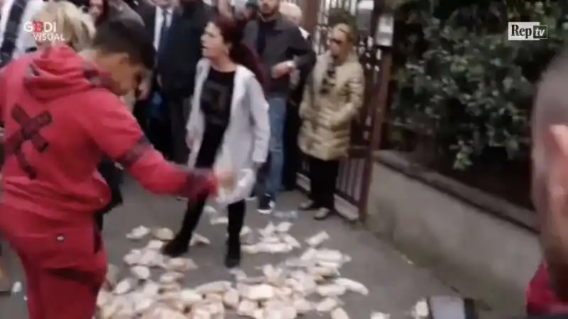 il pane destinato ai rom calpestato dagli abitanti di torre maura 1