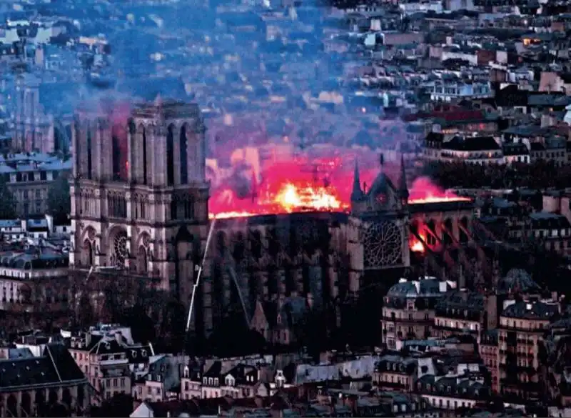 INCENDIO A NOTRE DAME