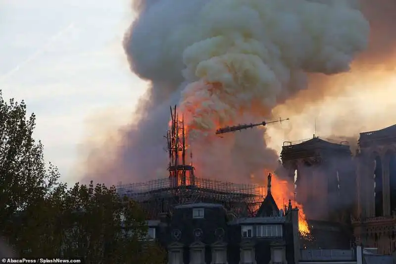 incendio a notre dame 30