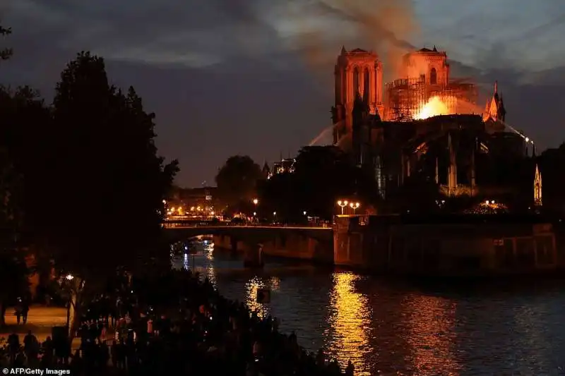 incendio a notre dame 89