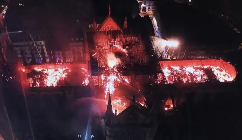 'INCENDIO DI NOTRE DAME VISTO DA UN DRONE