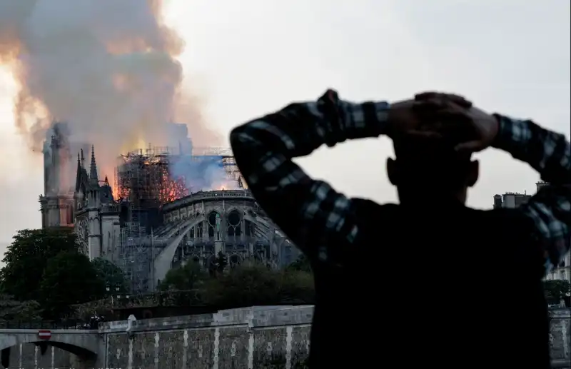 INCENDIO NOTRE DAME