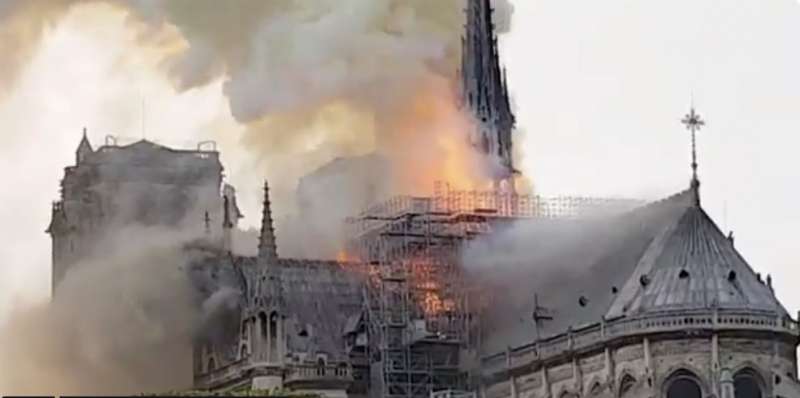 incendio notre dame parigi 1