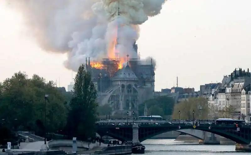 incendio notre dame parigi 1