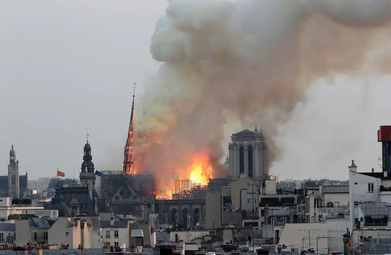 incendio notre dame parigi 1