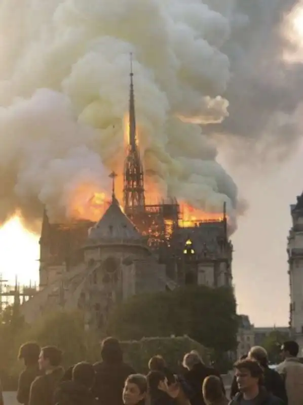 incendio notre dame parigi 10