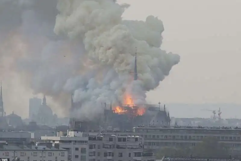 incendio notre dame parigi 10