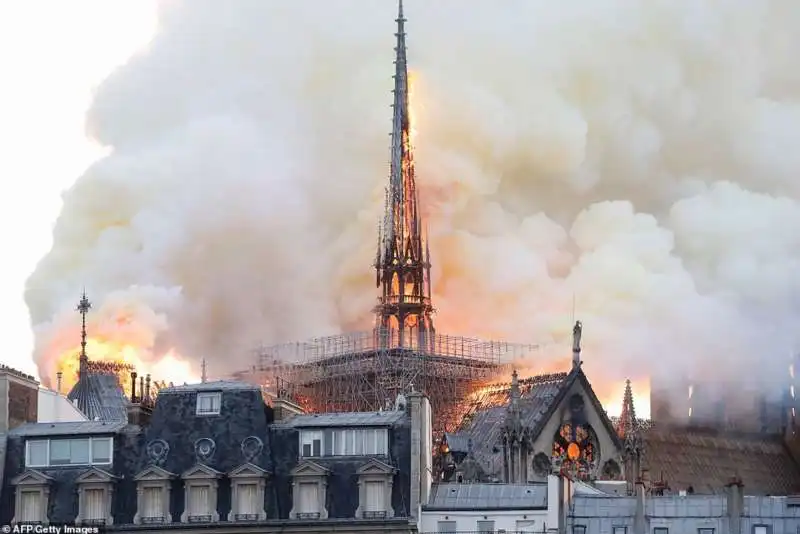 incendio notre dame parigi 11