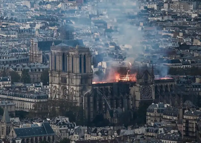 incendio notre dame parigi 11