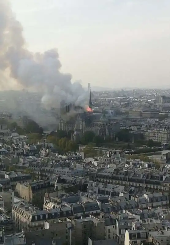 incendio notre dame parigi 12