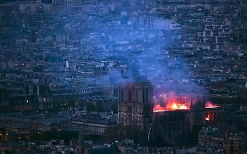 incendio notre dame parigi 13