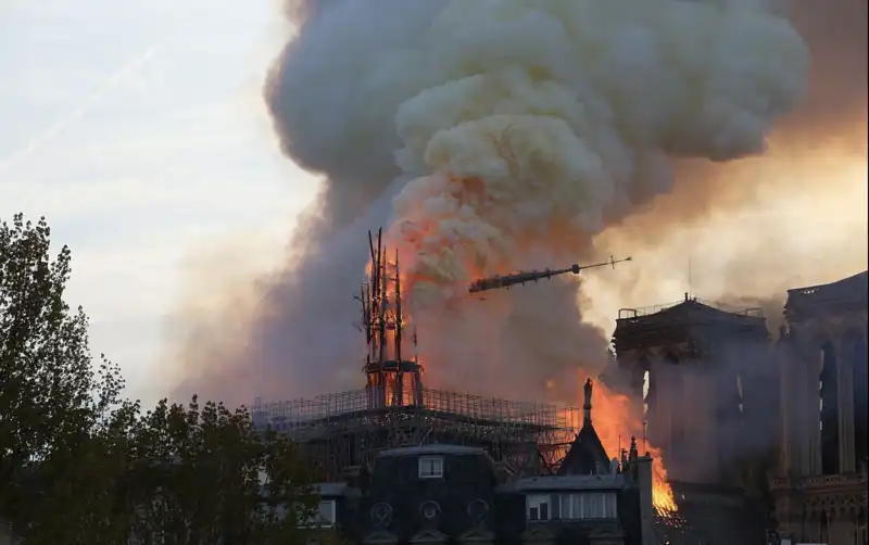 incendio notre dame parigi 14