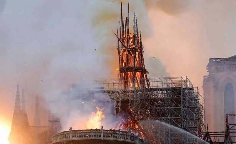 incendio notre dame parigi 16