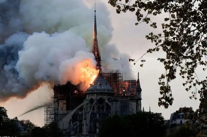 incendio notre dame parigi 2