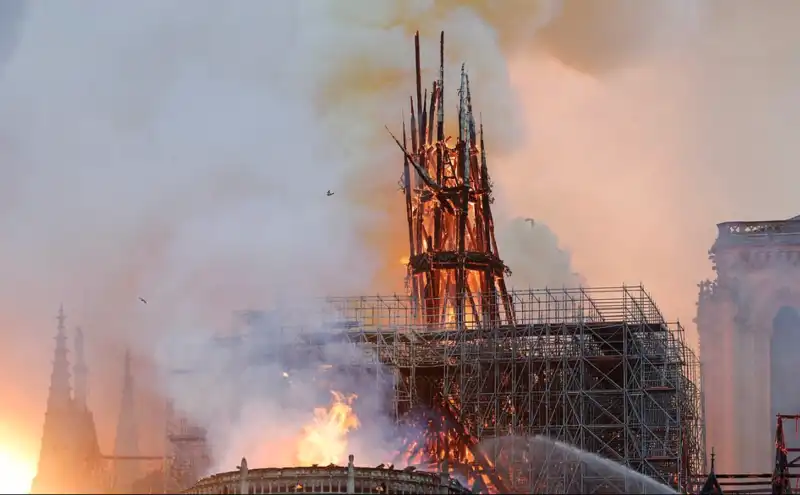 incendio notre dame parigi 2