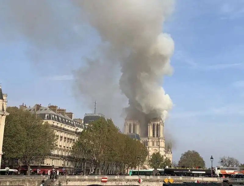 incendio notre dame parigi 3