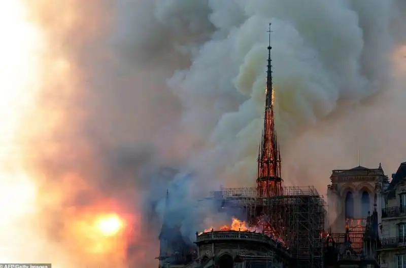 incendio notre dame parigi 4