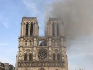 incendio notre dame parigi 5