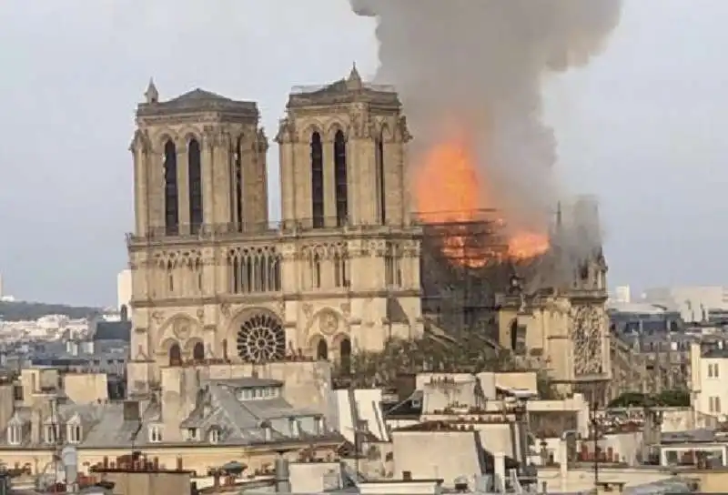 incendio notre dame parigi 5